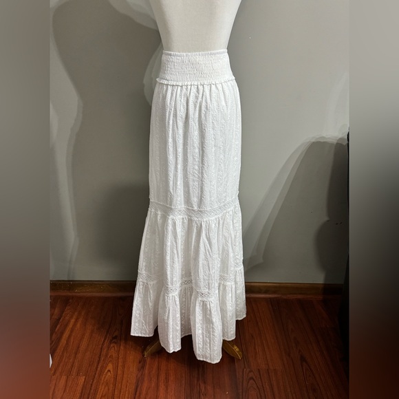 Chic White Tiered Maxi Skirt. Size S - Picture 3 of 9